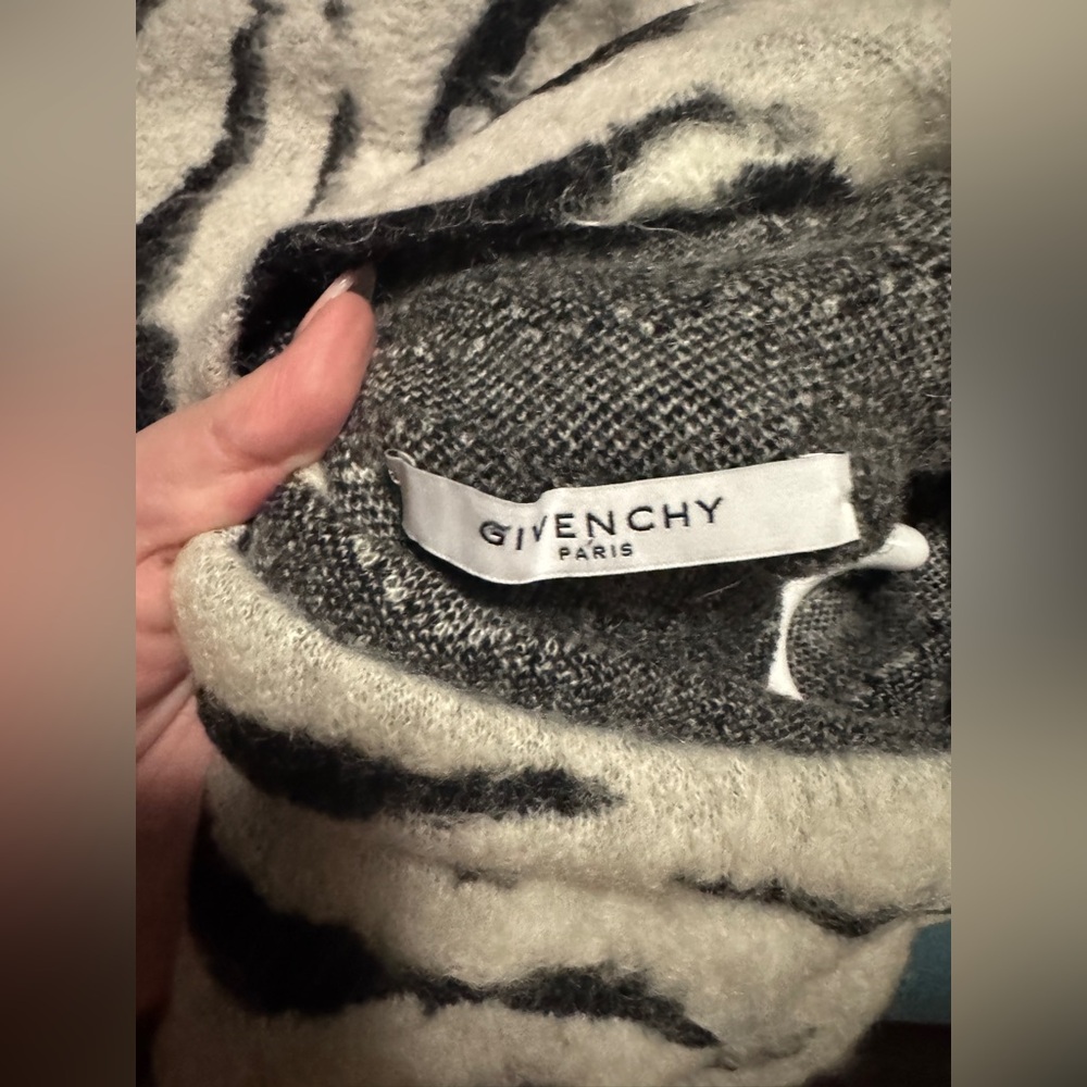 GIVENCHY Zebra Mohair Sweater (Oversized) - Picture 10 of 12